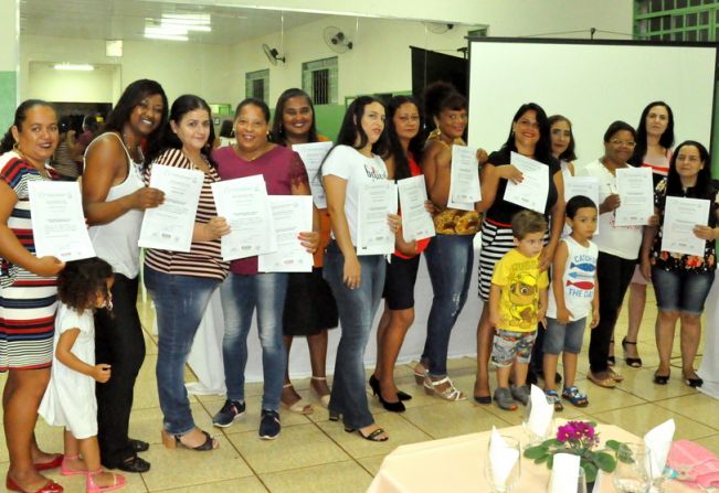 Alunas concluem curso no SENAI e participam de formatura